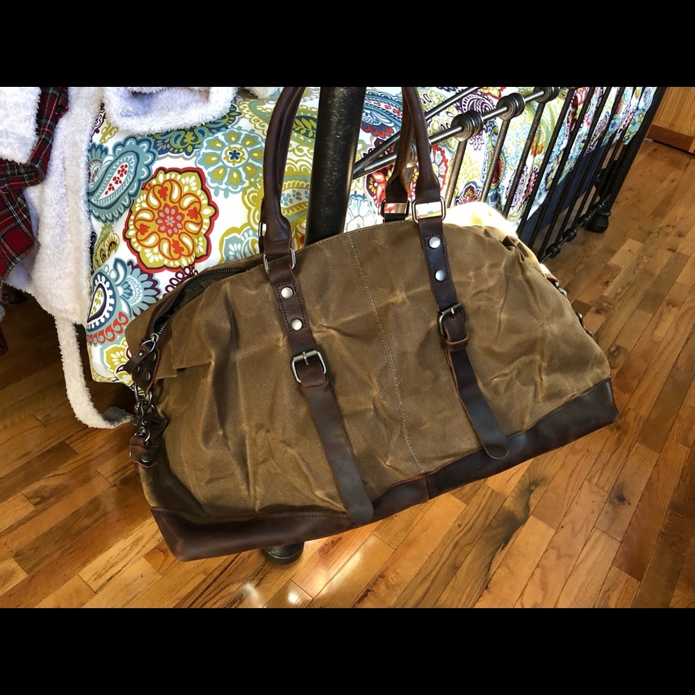 Khaki bag for travel or gym apparel unisex. New with out tags. Never used.